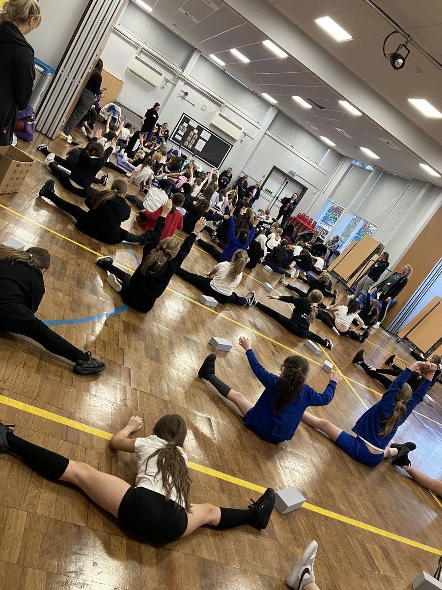 LeedsWellSchool's tweet photo. We had a fantastic evening @BeestonPrimary for our first ever South Girls Only event. We had 80+ girls taking part in @whiterosecheer1 event &amp; had some many smiley faces. What a great event 😊🙌🏻🤸‍♀️📣🤩 https://t.co/WVnsIUcTdX