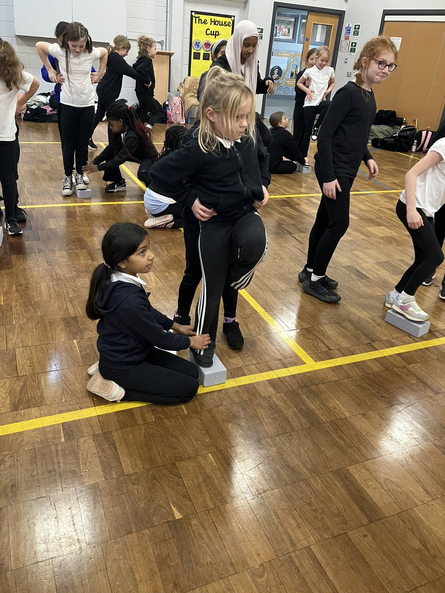 LeedsWellSchool's tweet photo. We had a fantastic evening @BeestonPrimary for our first ever South Girls Only event. We had 80+ girls taking part in @whiterosecheer1 event &amp; had some many smiley faces. What a great event 😊🙌🏻🤸‍♀️📣🤩 https://t.co/WVnsIUcTdX