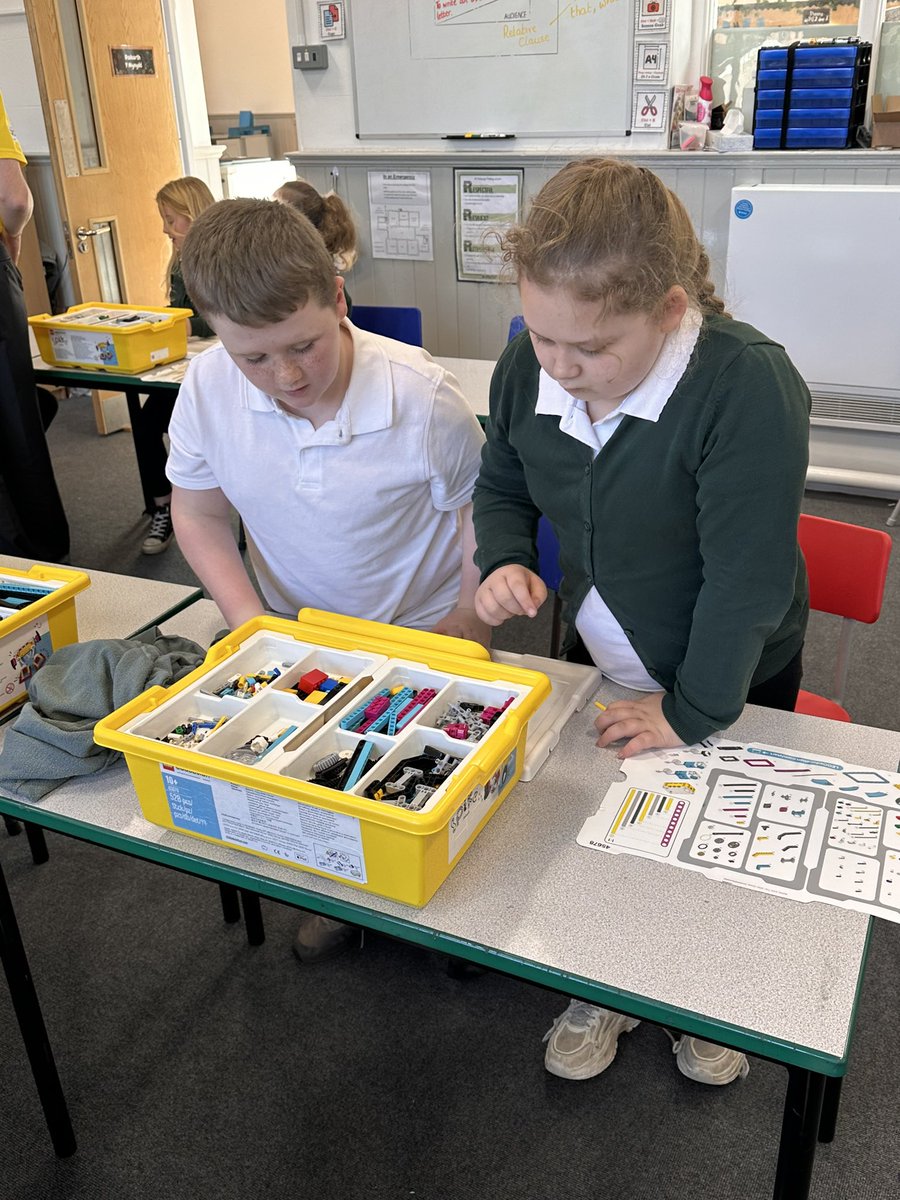 Dosbarth y Mynydd enjoyed a great coding session with Rhys from <a href="/Technocamps/">Technocamps</a> today #ambitiouscapablelearners