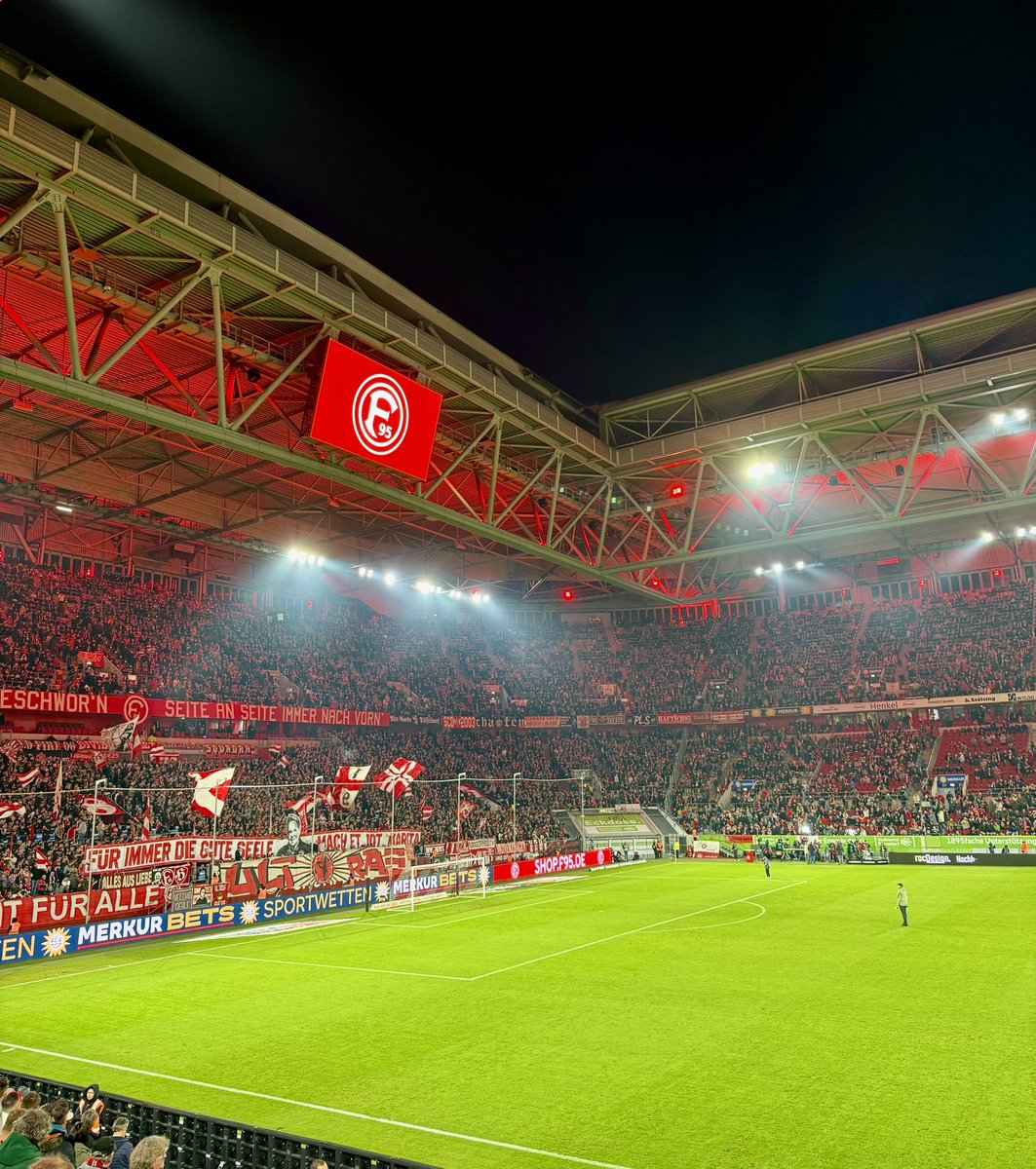 AJ_Neuss's tweet photo. @AusExil Böse Zungen könnten sagen das die Stadion-Illumination noch das „Highlight“ des Abends war! 😉 https://t.co/fCudvoxAt6