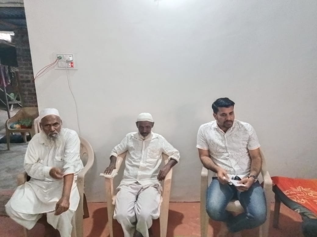 IrfanMalna90463's tweet photo. यवतमाळ विधानसभा 78 मदनभाऊ येरावार यांच्या प्रचारार्थ आज ग्रामीण दौरा केला मुस्लिम समाजाची कॉर्नर मिटिंग घेतली, मदनभाऊ यांना मतदान करावयास सांगितल...✌️ @Dev_Fadnavis @Devendra_Office @cbawankule @DoctorAnilBonde 
@BJP4Maharashtra @BJPMinMorchaMH @BJPLive https://t.co/u462UiPefk