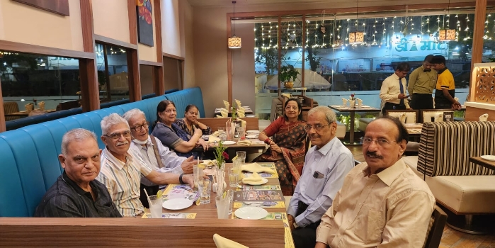 MANITAlumniCell's tweet photo. 1971 &amp; 1969 batch meet @ mumbai https://t.co/AWbAP5AwsE