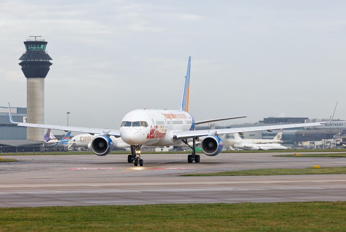 Gate7aviation's tweet photo. Ce matin, un nouveau #Boeing757 de #Jet2com (G-LSAN) a quitté la flotte au départ de Manchester pour la retraite. Il est photographié ici lors de son dernier départ vers Saint-Athan 👋✈️ https://t.co/dYNLwfnhaH