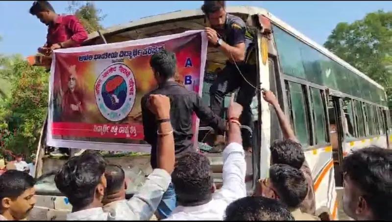 usmanusman404's tweet photo. ಅಪಘಾತ ನಡೆದರೆ ಅದಕ್ಕೆ ಕಾನೂನಿದೆ, ಶಿಕ್ಷೆಯಿದೆ. ಆದರೆ ಕಾನೂನನ್ನೇ ಕೈಗೆತ್ತಿಕೊಂಡು ಇಂದು ಮಂಗಳೂರಿನಲ್ಲಿ ಖಾಸಗಿ ಬಸ್ಸಿನ ಗಾಜುಗಳನ್ನು ಒಡೆದು ಹಾನಿ ನಡೆಸಿದ ಎಬಿವಿಪಿ ವಿದ್ಯಾರ್ಥಿಗಳ ನಡೆ ಗೂಂಡಾಗಿರಿಯಾಗಿದ್ದು,@spdkpolice ಪ್ರಕರಣವನ್ನು ಗಂಭೀರವಾಗಿ ಪರಿಗಣಿಸಿ ಆ ಎಬಿವಿಪಿ ಮುಖಂಡರ ಮೇಲೆ ಕೇಸು ದಾಖಲಿಸಬೇಕೆಂದು ಆಗ್ರಹಿಸುತ್ತಿದ್ದೇನೆ. https://t.co/YEfvG8lHcs