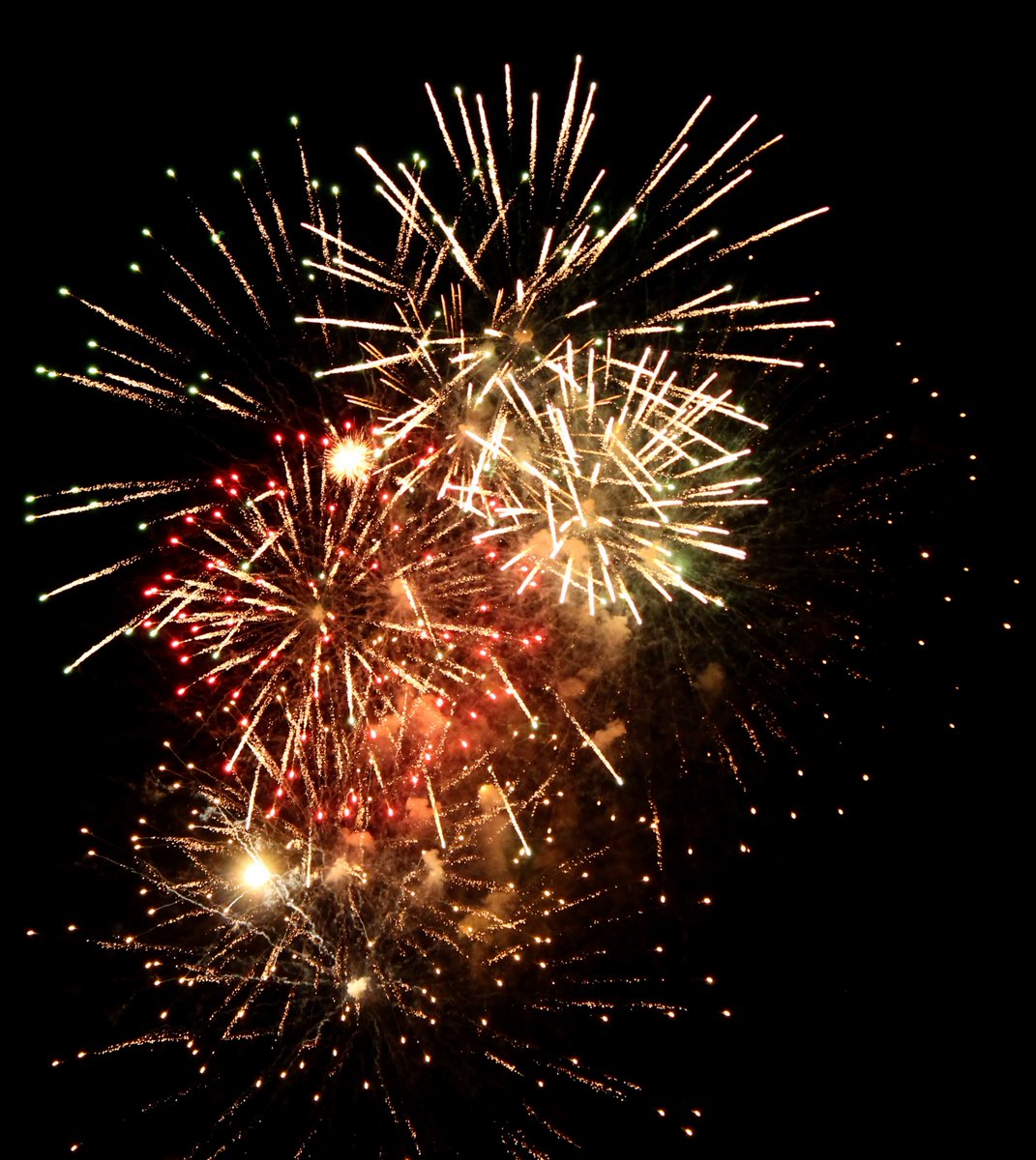 mtanwani's tweet photo. Here's some fireworks to lighten up your Monday! #1pic1day https://t.co/G20T06m8sa