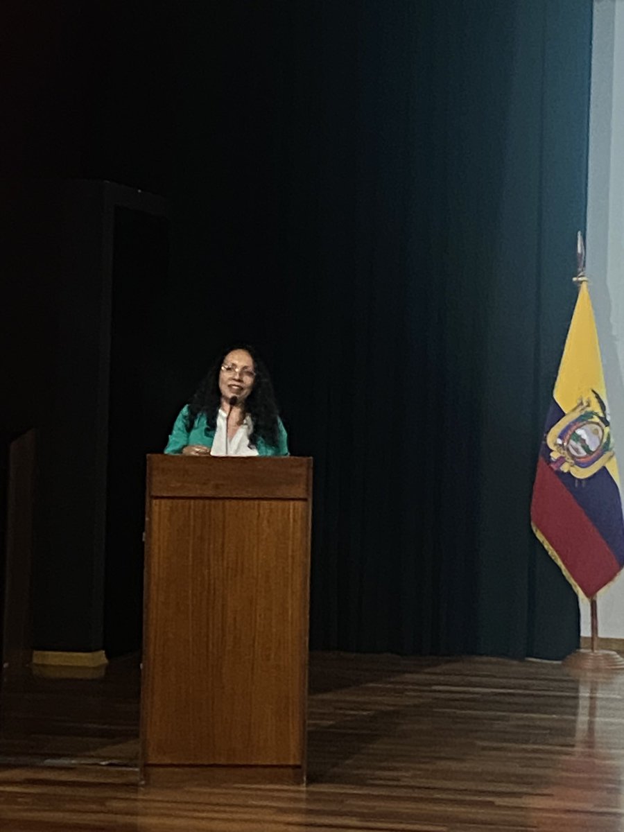 Vakdaro's tweet photo. Dra Johanna Ortiz-Ulloa de @udecuenca, ejemplo de manejo del escenario. Se quedó sin diapositivas y continuó con una presentación impresionante ✊🏽: gestión y comunicación de riesgos alimentarios #cienciaEc #onehealth #quito #unasalud #alimentacion #nutricion #Ecuador https://t.co/fCLdGrHx8q