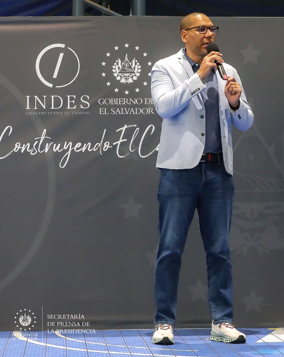 SecPrensaSV's tweet photo. #Codicader2024 | "Como Gobierno del Presidente @nayibbukele, nos agrada este tipo de actividad. Hoy, estamos acá para entregarles el pabellón nacional, que es el estandarte, el símbolo más importante de todo el país, el que todos ustedes van a portar en representación de los más de siete millones de salvadoreños, que están dentro del país como fuera": presidente del @indeselsalvador, @ybukele. #SecretaríaDePrensa