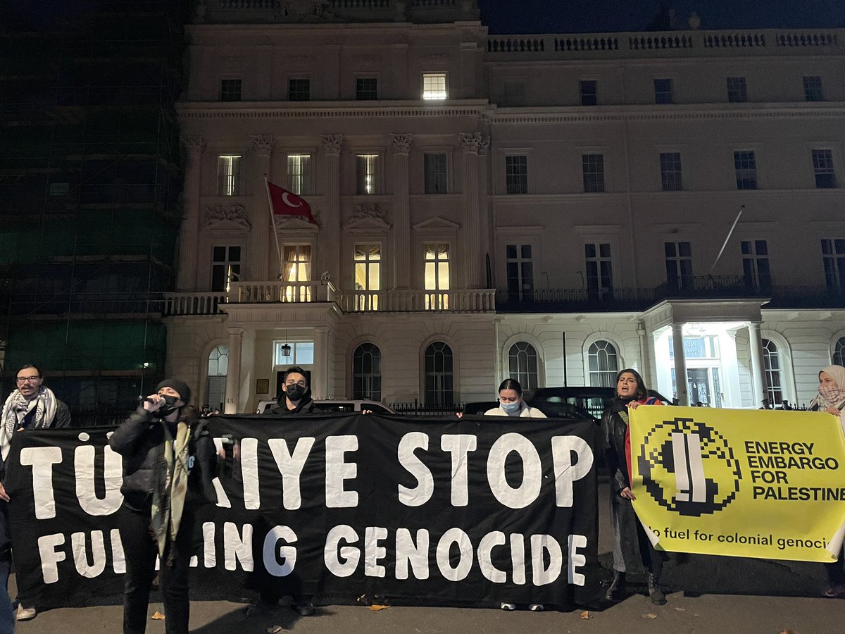 🚨🪫LONDON NOW: RALLY AT THE TURKISH EMBASSY🪫🚨

Half of Israel’s oil imports pass through Türkiye - Energy Embargo For Palestine are joined by over 25 groups in London to demand that Türkiye stops fuelling genocide! 

ENERGY EMBARGO NOW! 

🧵