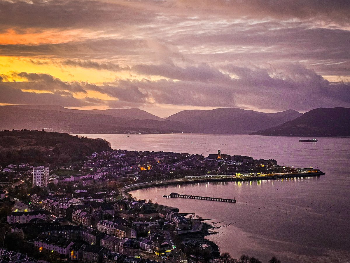 StephenAHenry's tweet photo. The Winter Sun sets so far to the West, changing the dynamics and light as you look across Gourock, and the Firth of Clyde to Dunoon and the hills of Argyll
Still beautiful though
#LyleHill #Greenock #Gourock #Dunoon #Argyll https://t.co/vkbQidu1qS
