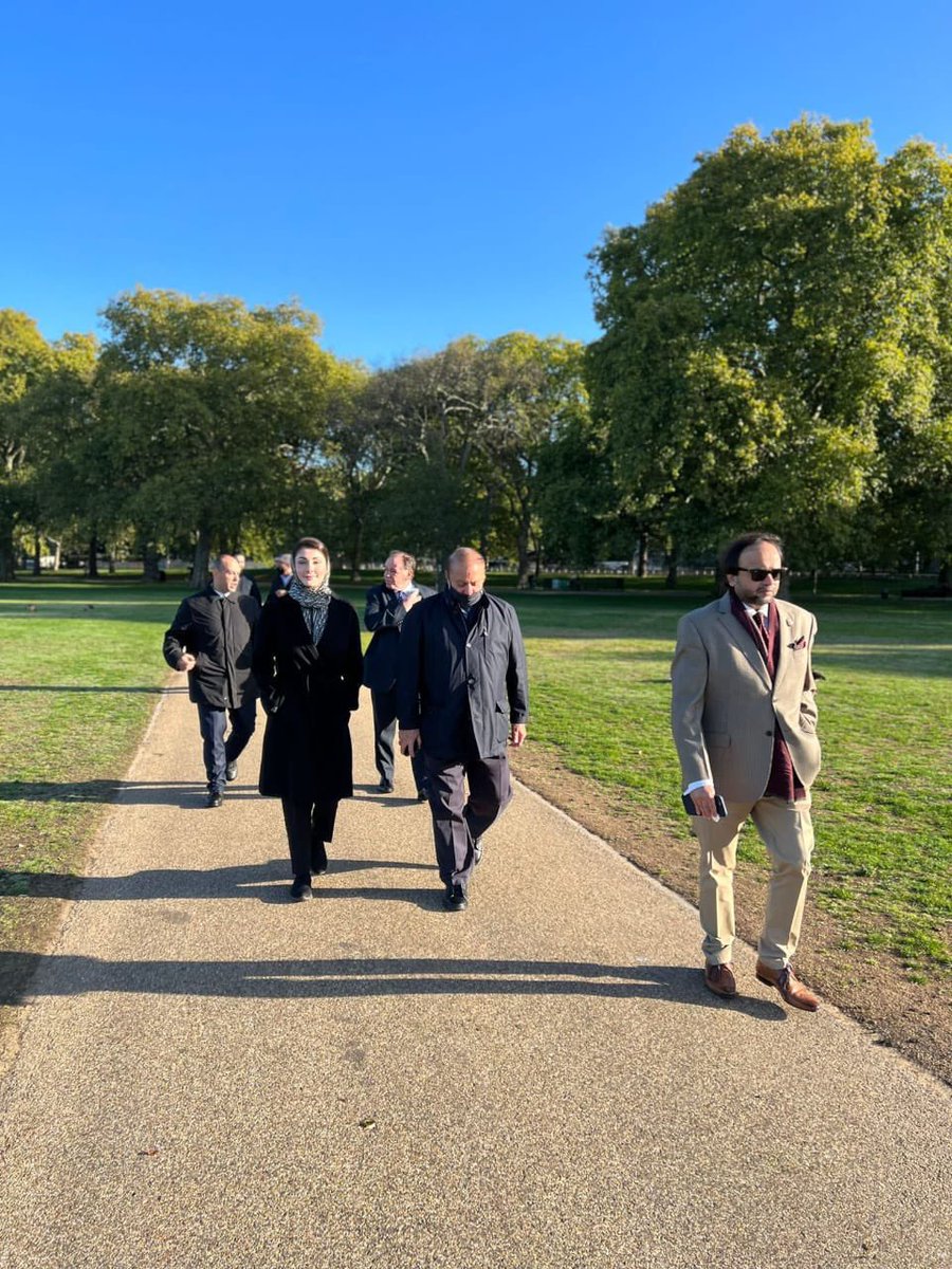 Hammad_Azhar's tweet image. ایک طرف پنجاب حکومت کا فرض شناس افسر اپنے دفتر کے باہر شدید سموگ میں ڈیوٹی دے رہا ہے۔ دوسری طرف صوبے کی جعلی وزیراعلی جسے عوام نے رد کیا لیکن بوٹ نے مسلط کیا وہ سویٹزلینڈ کے تروتازہ ماحول میں سیر کر رہی ہے۔