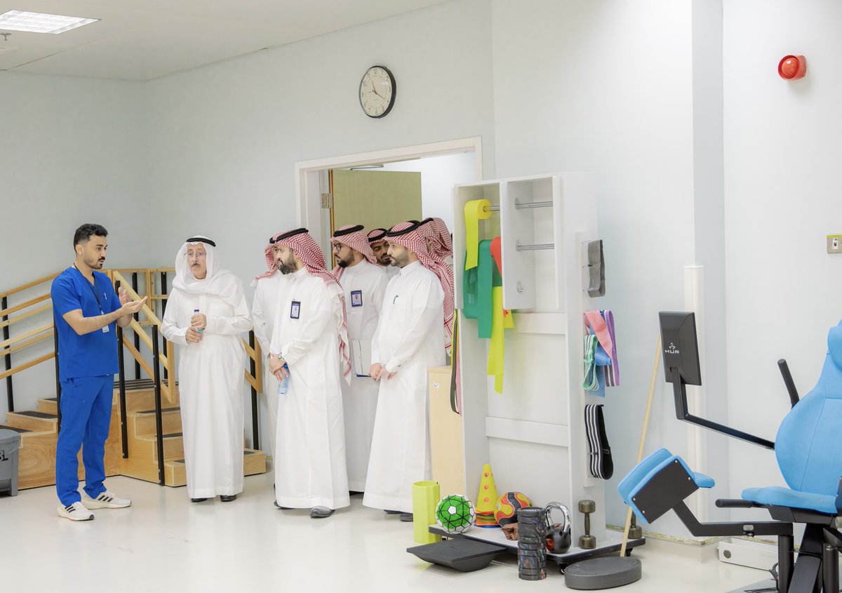 زار معالي الرئيس التنفيذي لبرنامج المستشفيات الجامعية بـ #مجلس_شؤون_الجامعات الأستاذ الدكتور عبدالله الربيش، المدينة الطبية بـ #جامعة_القصيم واطلع على مرافقها وأبرز إنجازاتها في مختلف خدمات الرعاية الصحية، حيث كان باستقباله سعادة وكيل الجامعة للدراسات العليا والبحث العلمي الدكتور