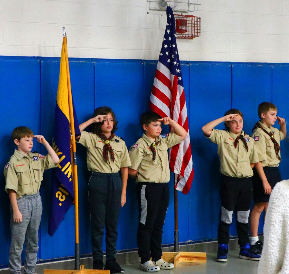 FPSDistrictWI's tweet image. 🇺🇸 Robinwood Elementary held a special #VeteransDay assembly.  Local Boy Scouts presented and removed the flag. Students at all grade levels sang short patriotic songs, including a song for each branch of the military. Local vets shared how touched they were. #BetterCommunity 🇺🇸