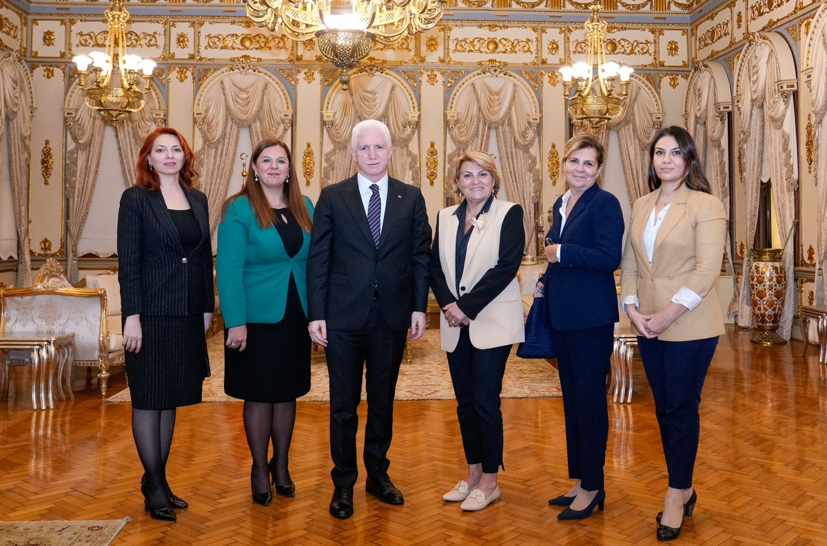 İstanbul Valimiz Sayın <a href="/gul_davut/">Davut GÜL</a> 'e makamındakı değerli karşılamaları için Kültür Ailesi olarak teşekkür ederiz.