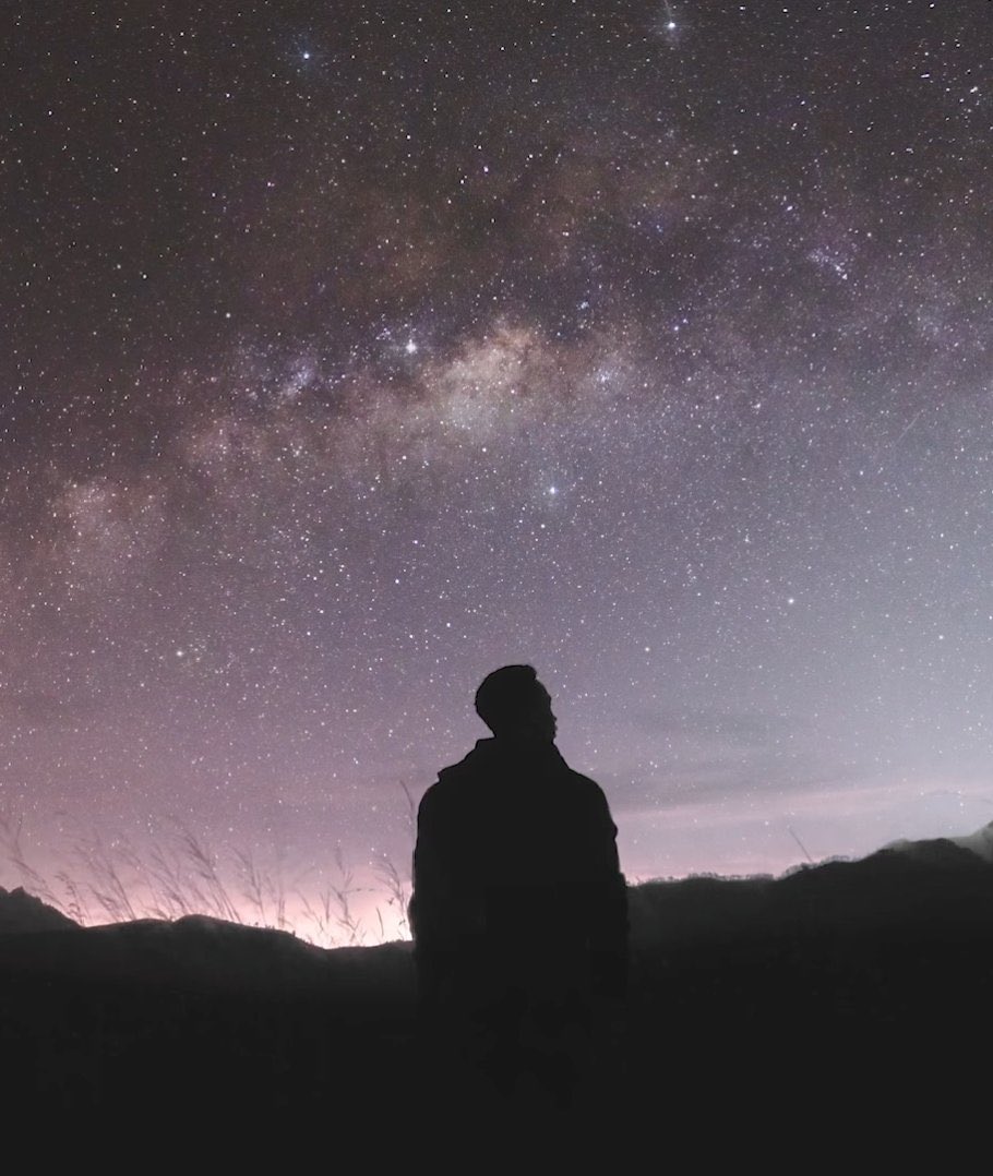 <a href="/escritor1_0/">Escritor1.0</a> Mirando la dimensión del Cosmos,
Cuento una a una las estrellas,
Que me llevan a reconocer 
Lo efímero, lo sutil de la existencia humana.

Contemplando las galaxias,
Cuento una a una las estrellas,
Que me provocan todas ellas, vibración.
Que me transportan de nuevo a casa.