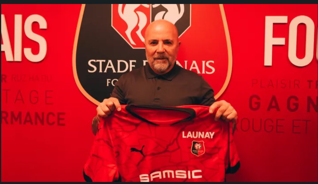 Il a l’air taillé pour le costume mais ils lui ont quand même donné un maillot un peu grand non ?