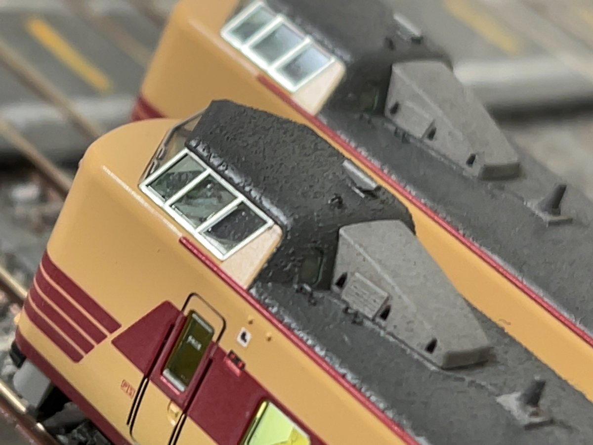 KATO 381系 くろしおより、C604編成 落成

非常用ハッチが残った同編成
特徴のM380-29はしなのセットのボディを使用し、トイレの明かり窓残存車を再現

車番を始めとする標記インレタは世田谷さんのを、妻標記はバルディローズのものを使用(画像ないですが…)

退色具合もいい感じ