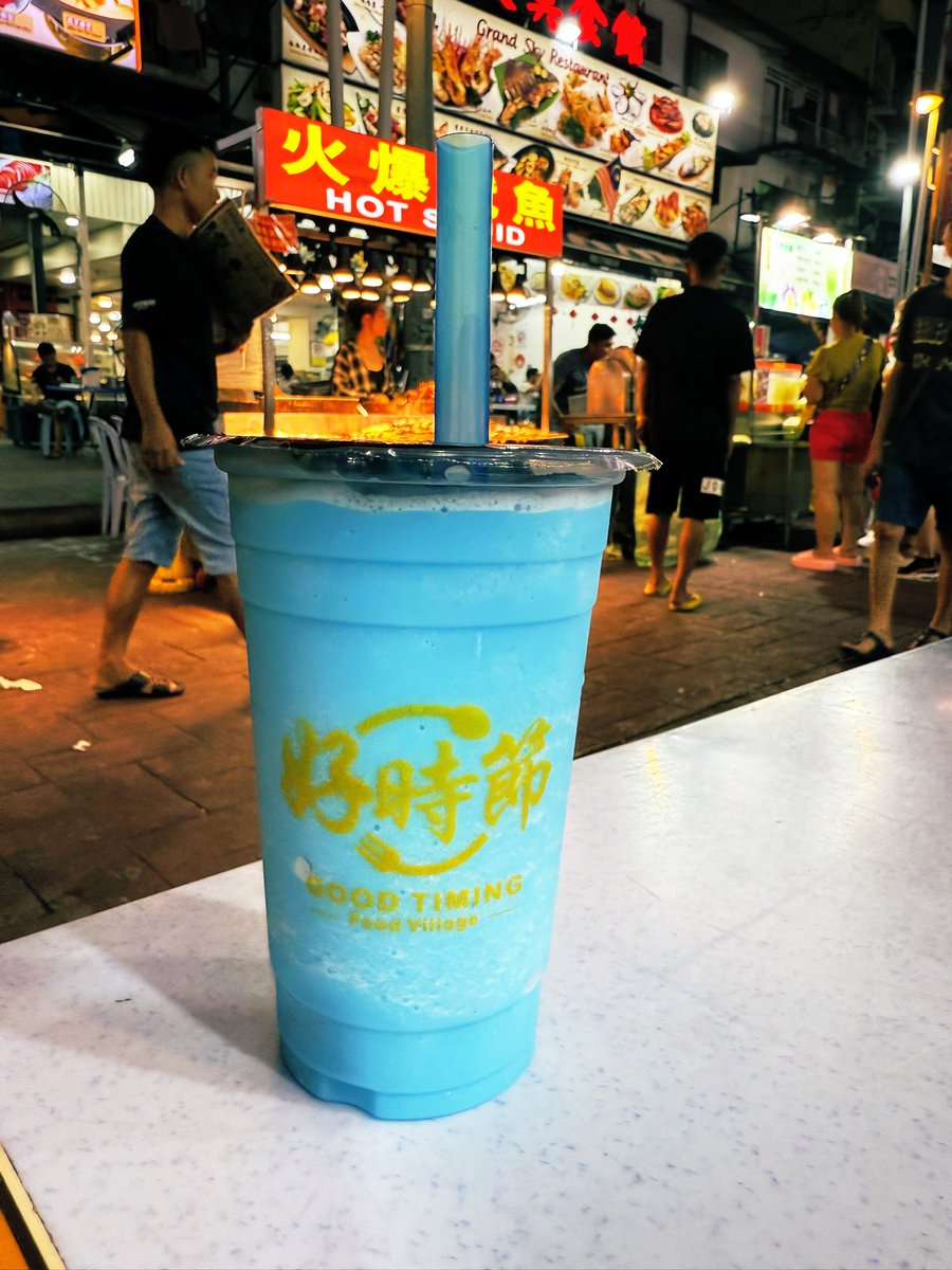 candyrsr13's tweet photo. タイからマレーシアへ移動。
謎の青い飲み物とかポカリ炭酸バージョンみたいなのとかサテとか食べた。
ご飯はタイとインドネシアと中国の間みたいなのが多かった。
タイでは「TAXI!TAXI!」って客引きが多かったのがマレーシアは「ドリアンドリアン！」に変わっててちょっと食べてみたくなった。ナウ https://t.co/kliaX1IYlQ
