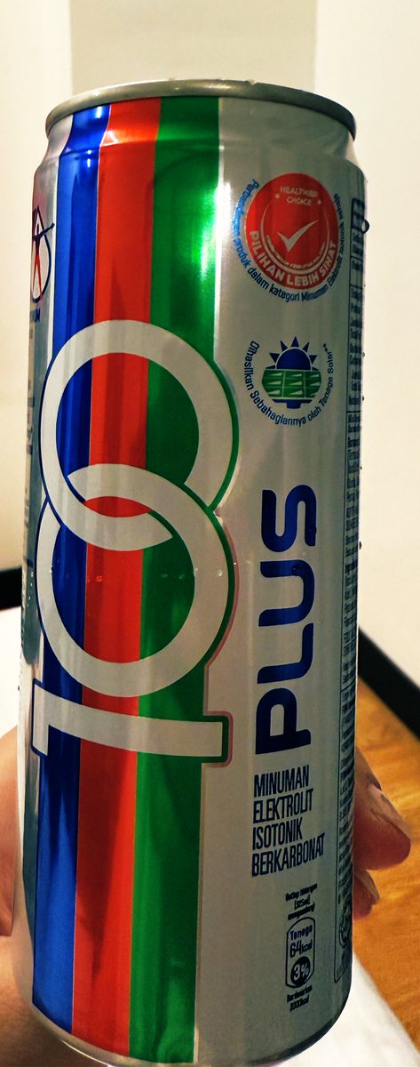 candyrsr13's tweet photo. タイからマレーシアへ移動。
謎の青い飲み物とかポカリ炭酸バージョンみたいなのとかサテとか食べた。
ご飯はタイとインドネシアと中国の間みたいなのが多かった。
タイでは「TAXI!TAXI!」って客引きが多かったのがマレーシアは「ドリアンドリアン！」に変わっててちょっと食べてみたくなった。ナウ https://t.co/kliaX1IYlQ