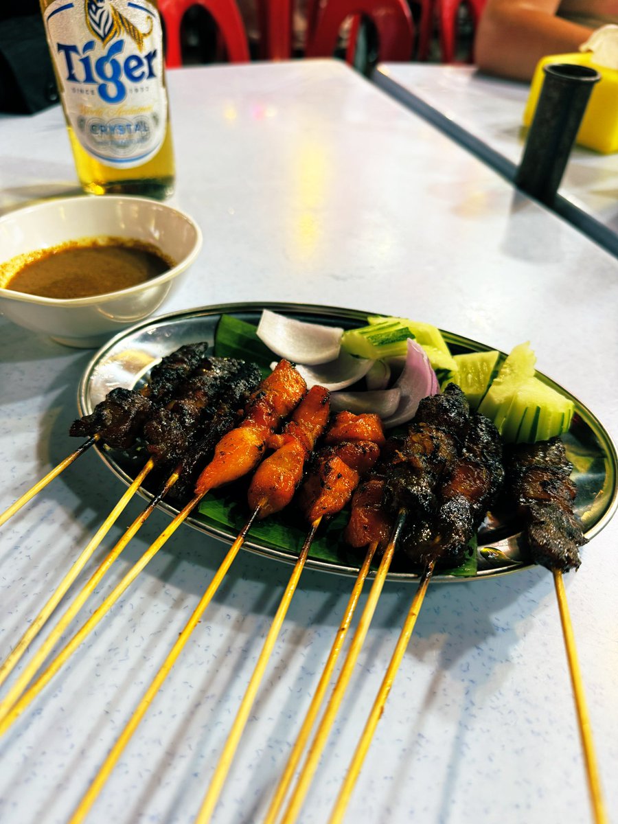 candyrsr13's tweet photo. タイからマレーシアへ移動。
謎の青い飲み物とかポカリ炭酸バージョンみたいなのとかサテとか食べた。
ご飯はタイとインドネシアと中国の間みたいなのが多かった。
タイでは「TAXI!TAXI!」って客引きが多かったのがマレーシアは「ドリアンドリアン！」に変わっててちょっと食べてみたくなった。ナウ https://t.co/kliaX1IYlQ
