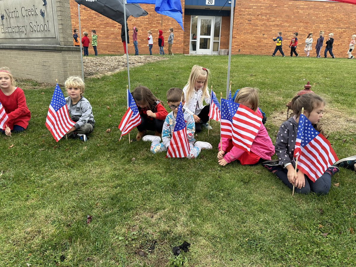 MissConnsClass's tweet image. Happy Veterans day! We were honored to one of our students grandpas here to talk about his time in the marines! We even learned how to salute 🫡 🇺🇸