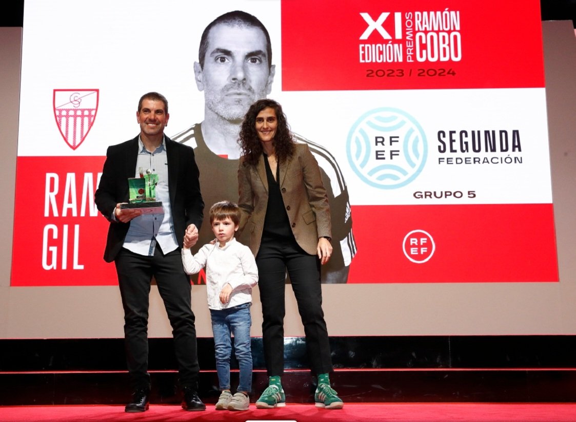 🏆 Enhorabuena nuestro entrenador, Ramsés Gil. Elegido mejor entrenador del Grupo V de 2ª RFEF en la XI edición de los premios Ramón Cobo. Que reconocen la ejemplaridad en valores junto a los éxitos deportivos de los entrenadores  nacionales de fútbol, fútbol sala y fútbol playa.