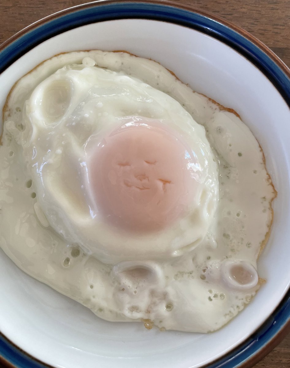 sexshigeru's tweet photo. 朝ごはんに良い夢見てる目玉焼きが出てきたから見て。 https://t.co/fqxlWqthvl