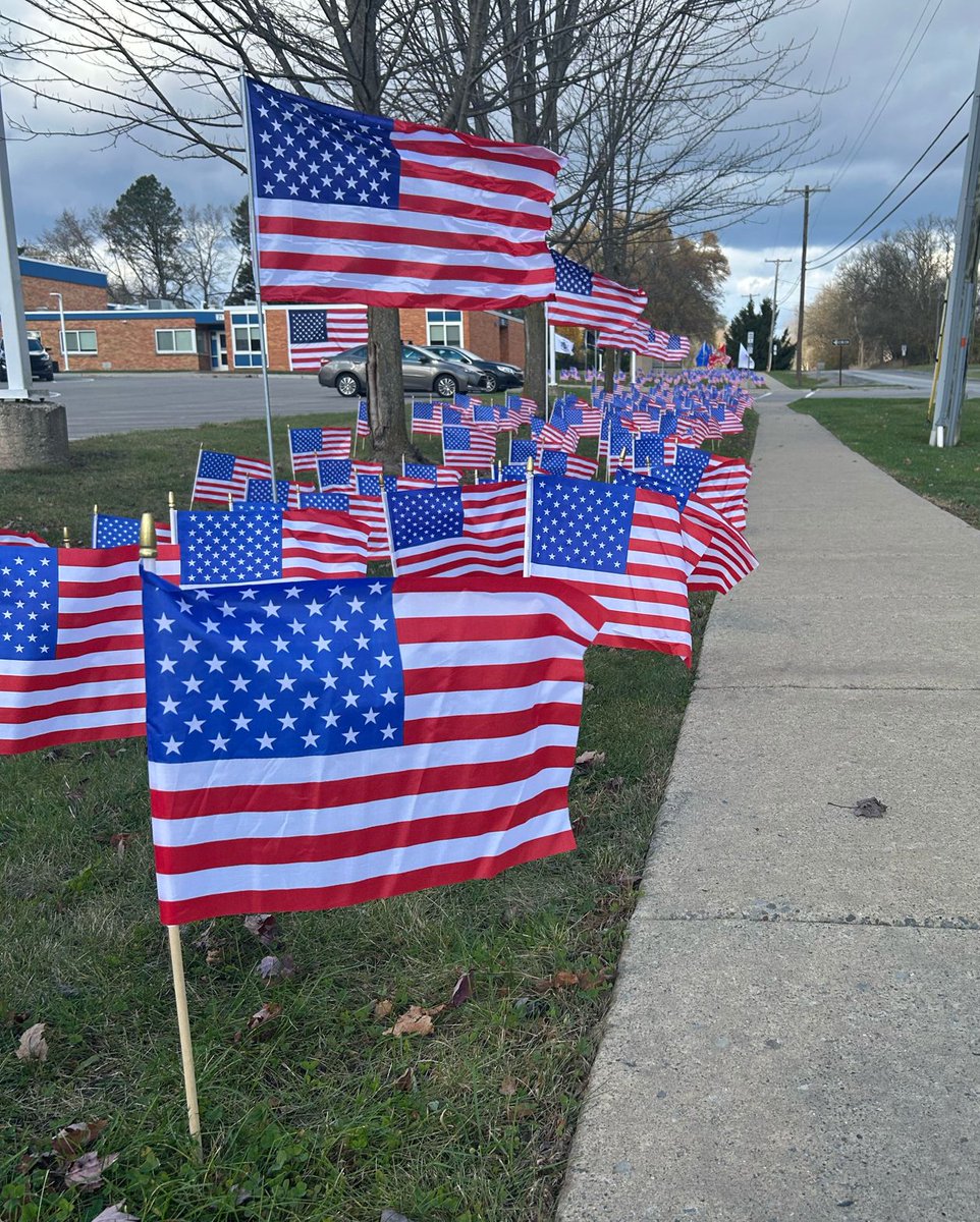 NorthCreekElem's tweet image. 🇺🇸 North Creek students and staff proudly honored and supported our veterans. It was a meaningful day filled with gratitude as we recognized the service and sacrifices made by our heroes. #VeteransDay