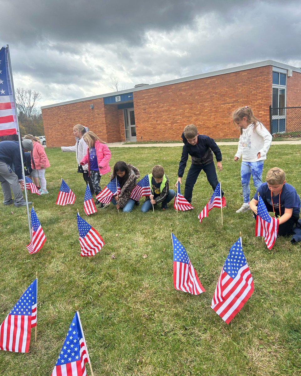 NorthCreekElem's tweet image. 🇺🇸 North Creek students and staff proudly honored and supported our veterans. It was a meaningful day filled with gratitude as we recognized the service and sacrifices made by our heroes. #VeteransDay