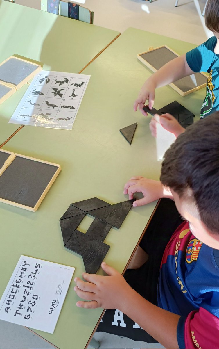 MontseBugo's tweet image. Tangram
#manipular
#treballsobrepaper