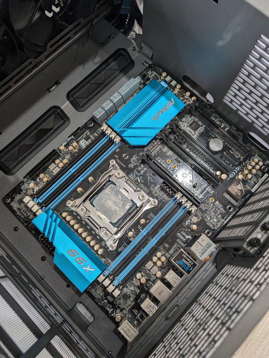 Kojimay4's tweet photo. ファンがデカすぎて入らないという事態😭
#buildingmyownPC https://t.co/VukwFPESkz