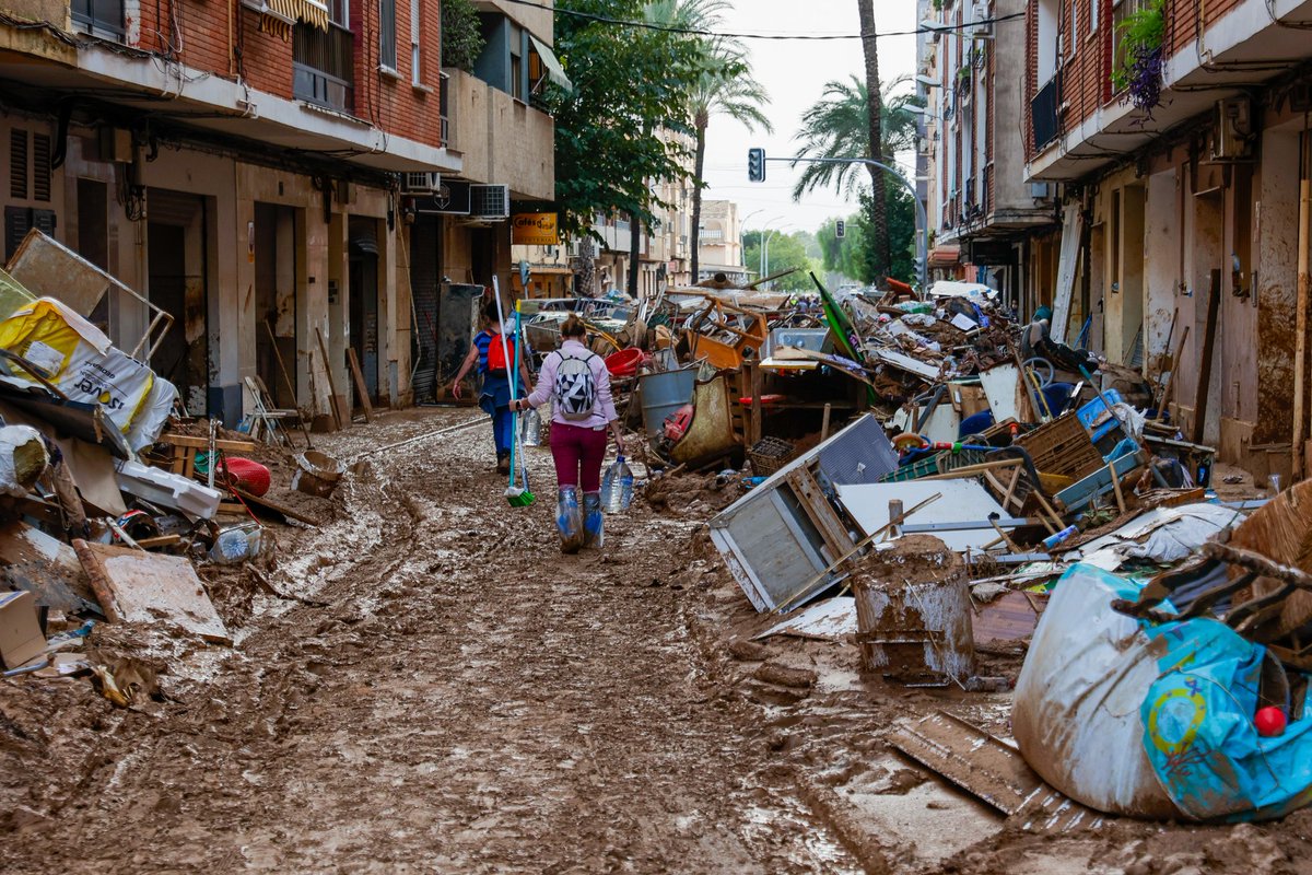 GcSergioP's tweet photo. Valencia ha sufrido las consecuencias del paso de una terrible DANA.

Desde aquí quiero mandar todo mi apoyo a todos los damnificados y mi más absoluto respeto para cada una de las víctimas y familiares.

De la mano de @20m y pudimos ver cuál es la realidad de Paiporta. https://t.co/xgAH2bcXfZ