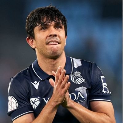 SALVUUU5202's tweet photo. Hablemos de esta cabra:

-Se la pela absolutamente todo y no lo regatea ni dios
-Entra como un animal a cada balón dividido, si el rival mete la pierna se la lleva y se la pela
-Si puede entrar con las dos piernas a la vez mejor que con una
-capitan sin brazalete

El toro💙🤍🇻🇪 https://t.co/M9KQhfweP4