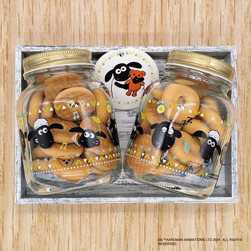 aardman_jp's tweet image. ／
#新商品情報 🐑
＼

第6弾目のビスケットボトルが登場🎉

ショーンと仲間たちの顔とハートがキュートなボトル♡

ドーナッツビスケット60g入り✨
自分用のおやつに、お友達へのプレゼントにオススメです🎁

商品サイズ：約7.2×7.2×10㎝

#ひつじのショーン #shaunthesheep

aardman-jp.com/shaun/news/top…