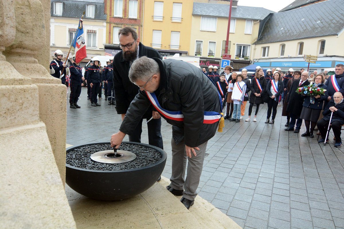Ce matin, Christophe Doré, Maire de Bolbec, commémorait aux côtés de Marie-Agnès Poussier-Winsback, ministre déléguée, Dominique Metot, conseiller départemental, Céline Brulin, sénatrice, et des élus locaux,  les 106 ans de l'armistice.