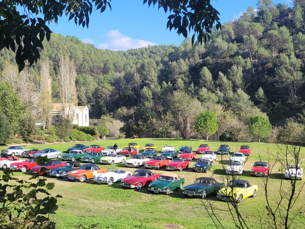 Un fantàstic dia va col·laborar a fer que la trobada per celebrar el 100è aniversari de la marca MG fos senzillament memorable. La parada, per dinar, al Monestir de Sant Benet, feia goig. #classicmotorclubdelbages #100anys #mgclassiccars #cotxesclassics