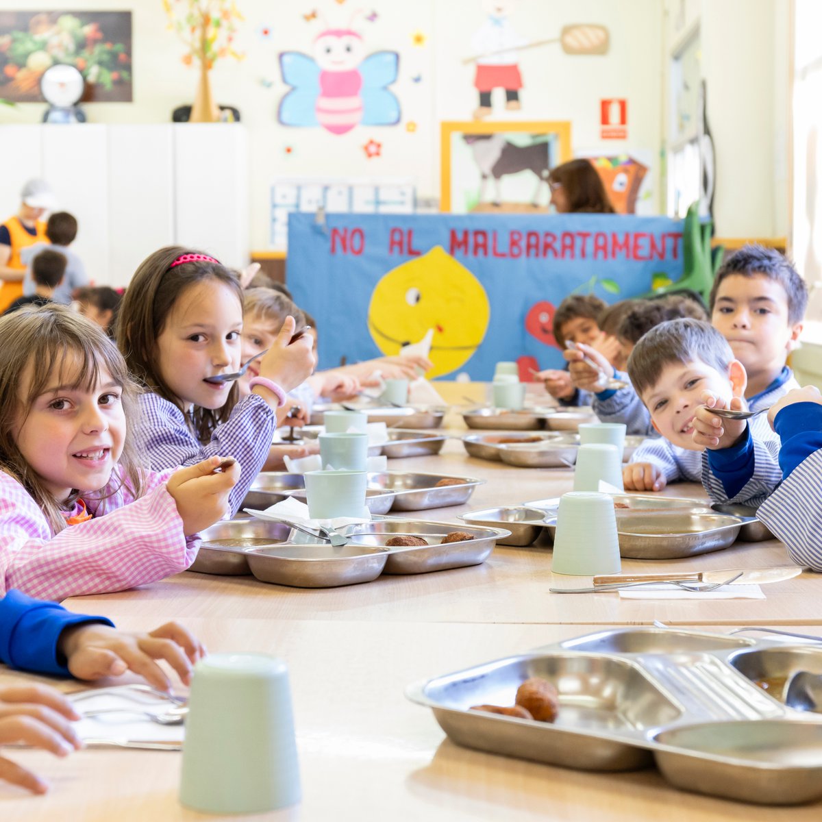 LestonnacMollet's tweet image. L'hora del menjador és un moment màgic! 🍽️ Els alumnes comparteixen anècdotes del matí, reforçant vincles i companyerisme 🤗. A més, descobreixen aliments i cuines internacionals amb activitats divertides! 🌞 #menjador #menjarsaludable #companyerisme