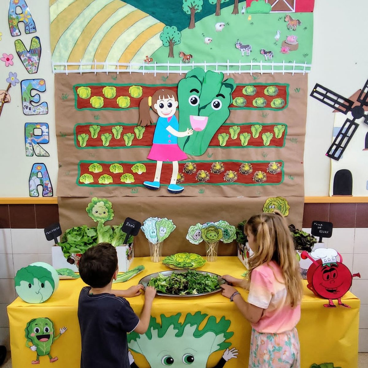 L'hora del menjador és un moment màgic! 🍽️ Els alumnes comparteixen anècdotes del matí, reforçant vincles i companyerisme 🤗. A més, descobreixen aliments i cuines internacionals amb activitats divertides! 🌞 #menjador #menjarsaludable #companyerisme