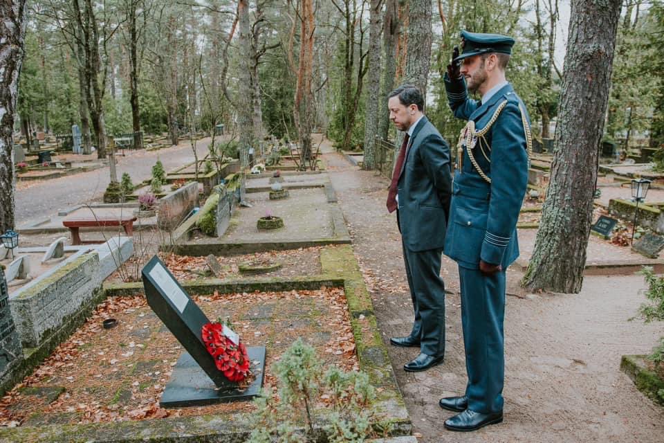 rceallen's tweet photo. Every Remembrance Day we lay a wreath at the grave of Linda Soomre MBE.

During the long Soviet occuption, Mrs Soomre bravely protected the graves of British service personnel who died in WW1 and the Estonian War of Independence.

We will always be grateful to her.

🇬🇧🇪🇪 https://t.co/QgPeUEqM2J
