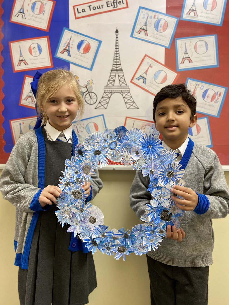 BSPDMFL's tweet photo. ๐ซ๐ทYear 2 made a wreath of Les Bleuets (cornflowers) as worn in France ๐ซ๐ท to commemorate LโArmistice (#RemembanceDay ) #bspdFrench @BSPDInfants @BoltonSch @joanne_PLN https://t.co/rqOh2KoQwG