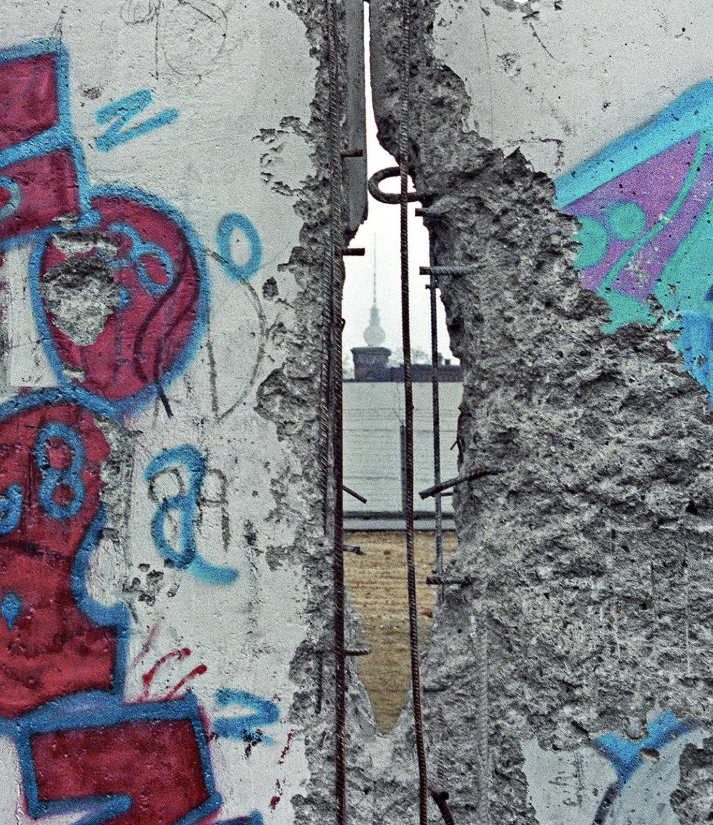 berlin_History's tweet photo. Am 11. November 1989 wird unter lautem Jubel ein Loch in die Berliner Mauer zwischen der Bernauer Straße und der Eberswalder Straße gebrochen. Ein behelfsmäßiger Grenzübergang entsteht. 

Foto: Robert Conrad #berlinermauer #berlin #wende #grenzübergang #ddr #1989 #Foto https://t.co/BkMOkEvL2q