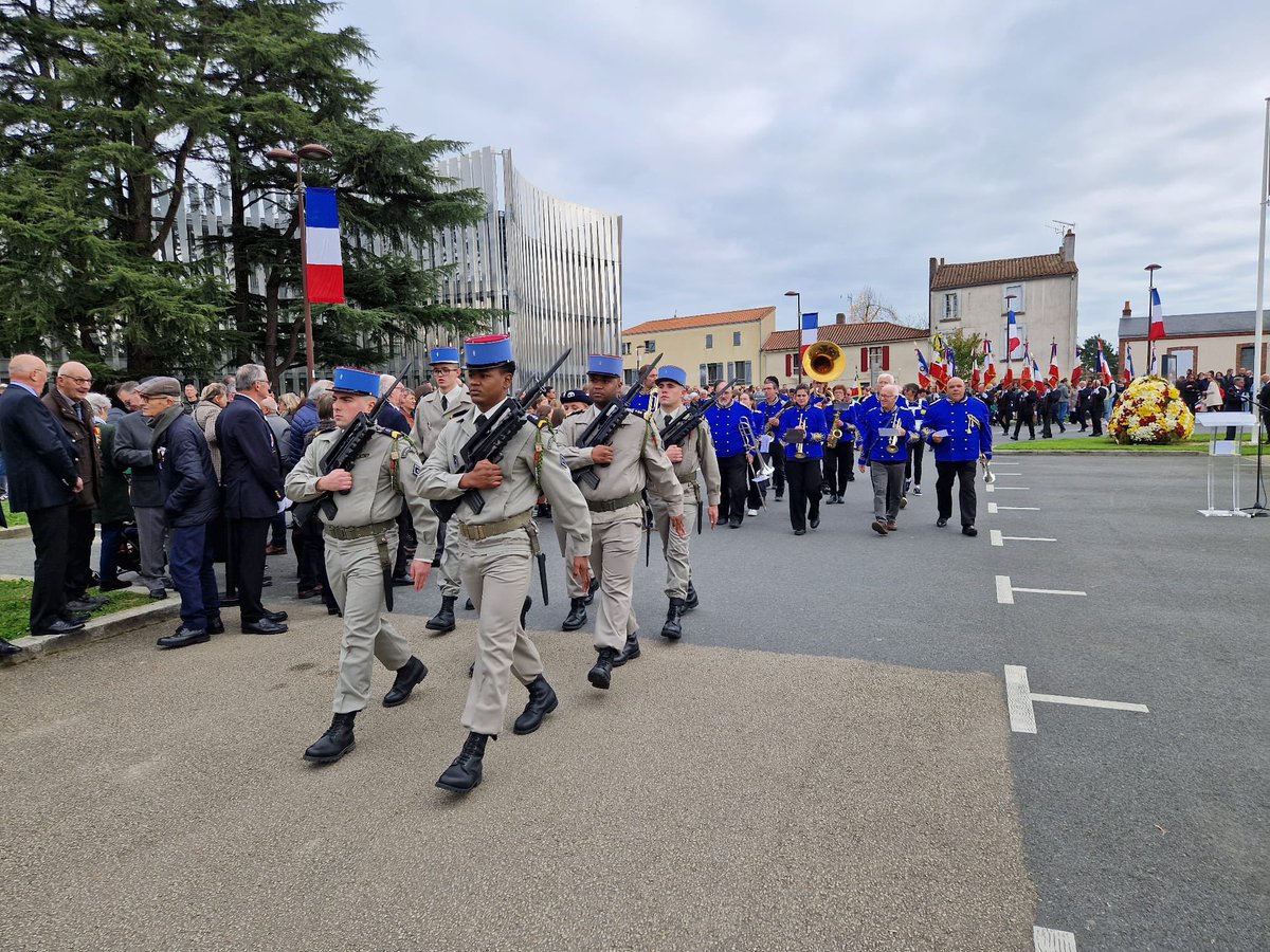 🇫🇷 Cette année encore, beaucoup de familles et d’enfants aux côtés des anciens combattants pour notre belle cérémonie du #11novembre aux <a href="/lesherbiers/">Les Herbiers</a> !

🇫🇷 Gloire à nos héros, morts pour la France, et vive la liberté !

<a href="/BleuetFrance/">Bleuet de France</a> - #PaysdesHerbiers - <a href="/DepVendee/">Département Vendée</a>