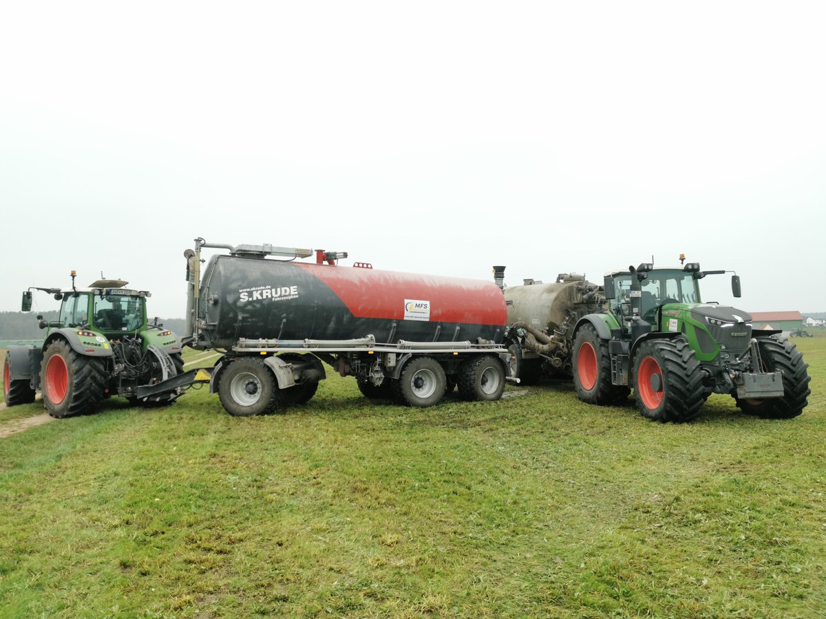 profiMagazin's tweet photo. Ein #Fendt 724 mit #Krude Zubringerfass und ein #Fendt 942 mit #Meyer Lohne Fass + 21 #Bomech Gestänge. https://t.co/KUh2Jcb35o