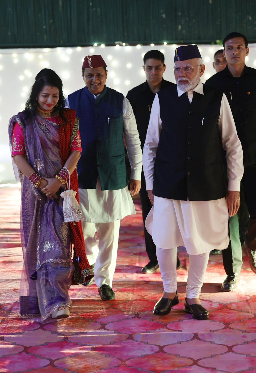 anil_baluni's tweet photo. धन्यवाद प्रधानमंत्री जी, हम उत्तराखंड वासियों के लिए आज का दिन बहुत विशेष है। मेरे दिल्ली स्थित आवास पर आयोजित ईगास के संक्षिप्त कार्यक्रम को आपकी उपस्थिति ने विराट भव्यता ही नहीं दी, बल्कि लगभग लुप्त हो चुके हमारे इस लोकपर्व के आयोजन को नई पहचान भी दी। https://t.co/JsKii1GWls