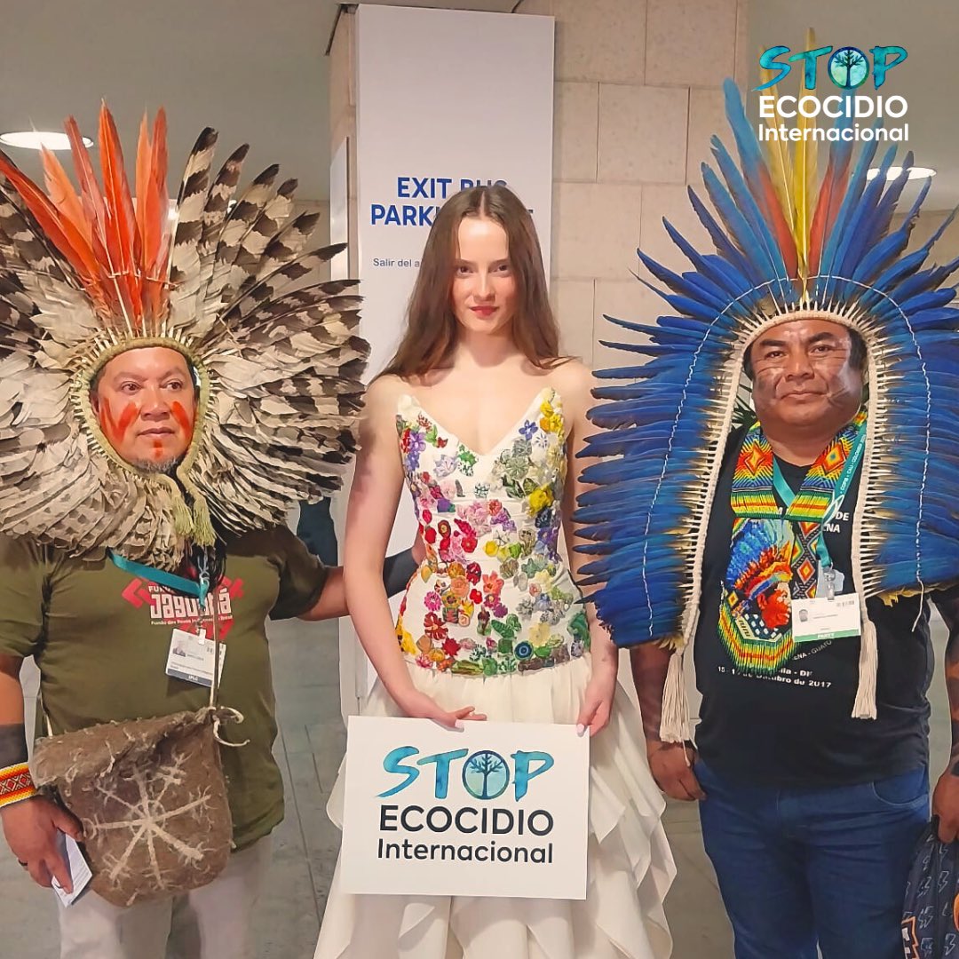 Stop Ecocidio (@stopecocidioof) on Twitter photo 👗En la Conferencia de Naciones Unidas sobre Biodiversidad #COP16 Stop Ecocidio en colaboración especial con <a href="/HouseOfTammam/">Atelier Tammam</a>, mostró el vestido One Dress: Planet 🌸🌼
👉n9.cl/yg7kq
📸Modelo <a href="/AsterAvening/">AsterAvening</a>, <a href="/JoeniaWapichana/">Joenia Wapichana</a>, Kreta Kaingang, Vaninho y @ChildrensClima1 👗En la Conferencia de Naciones Unidas sobre Biodiversidad #COP16 Stop Ecocidio en colaboración especial con <a href="/HouseOfTammam/">Atelier Tammam</a>, mostró el vestido One Dress: Planet 🌸🌼
👉n9.cl/yg7kq
📸Modelo <a href="/AsterAvening/">AsterAvening</a>, <a href="/JoeniaWapichana/">Joenia Wapichana</a>, Kreta Kaingang, Vaninho y @ChildrensClima1