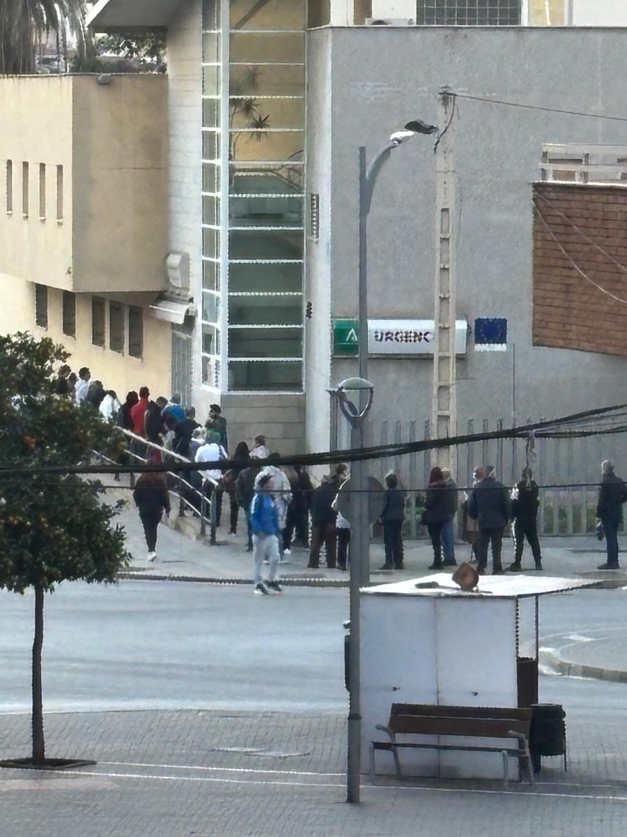 AndaluciaSinVOX's tweet photo. Que maravilla que tenemos en la Junta a Moreno Bonilla , así amanece el centro de salud de Cruz de Humilladero en #Malaga ¿para que quieres App e inteligencia artificial si no tienes médicos ni citas @JuanMa_Moreno ? #Andalucia @saludand #Malaga https://t.co/Ey7nr9QnOg