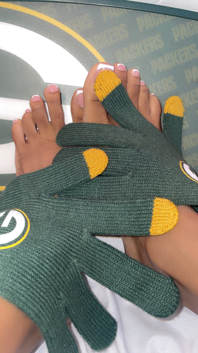 Hi baby! Ready for the game day kick-off! Ready to worship these game-winning feet?  

RT to receive more of my foot.  

#aesthetic #sexy #girl #tits #nsfw #thick #thighs #GoPackGo📷📷📷#greenbaypacker #footfetish #NudistPics #nudistgirls