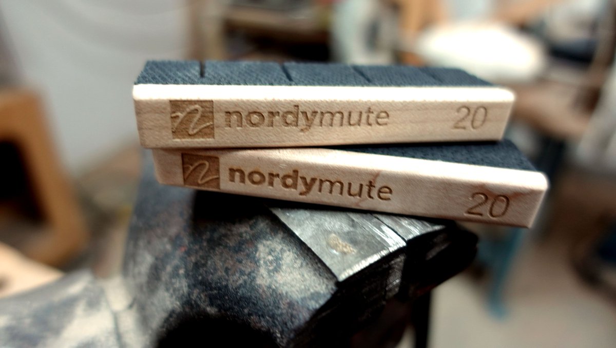 Mute Monday! X2! ⁠
⁠
These versatile gadgets are a simple combination of a sponge mute with a wood covering. ⁠
⁠
#nordymute #bassmute #electricbassmute #mute #bestbassmute

nordstrandaudio.com/products/nordy…