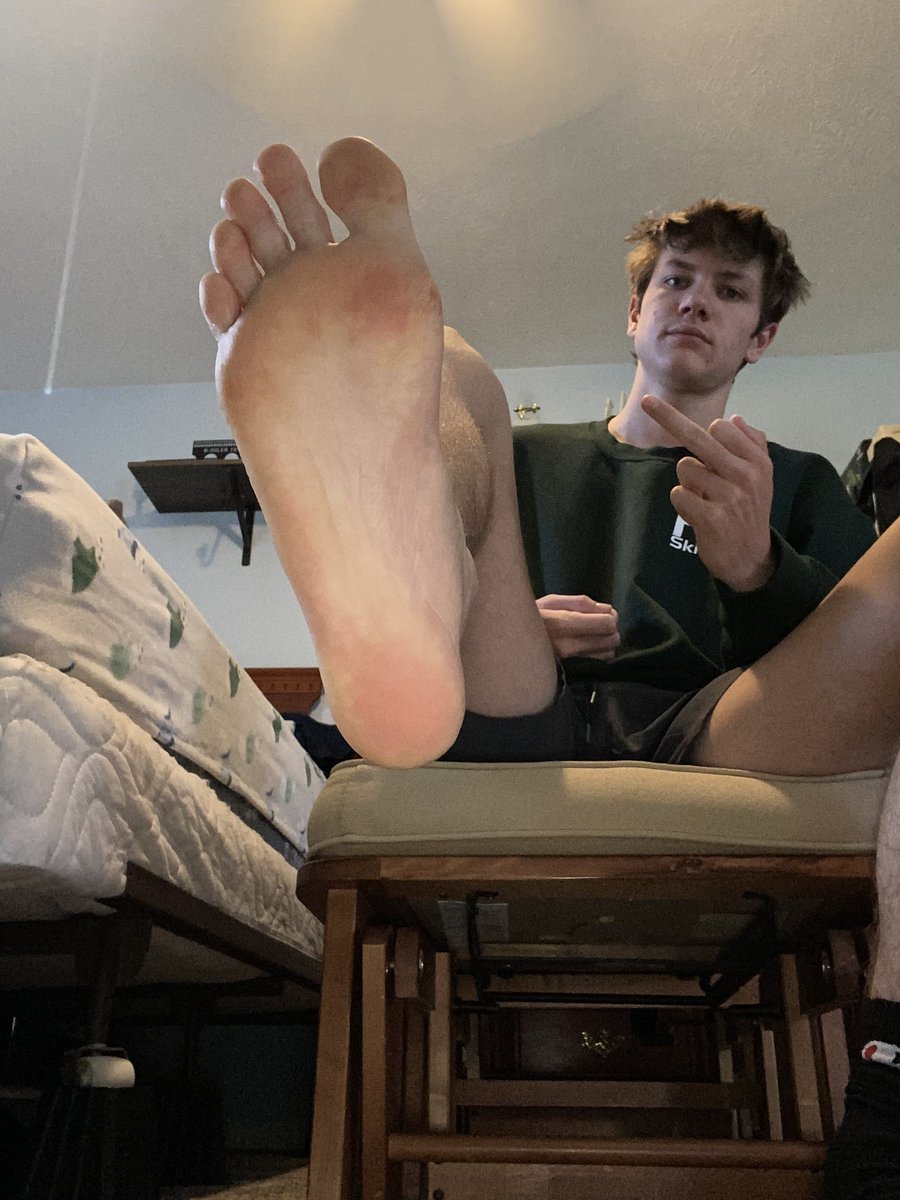 MasterLbird's tweet image. Praise my feet while I’m dropping a steamy dump 💩 or warship my soles while I celebrate Veterans Day 🇺🇸. Either way get your you f@g need to get in my DMs. 

#Findom #Cashmaster #Feetfetish #Poppers #Cashfag #Paypig #Cuck #Worship #Finsub #Soles #Feet #Teen #Submissive #Humanatm…