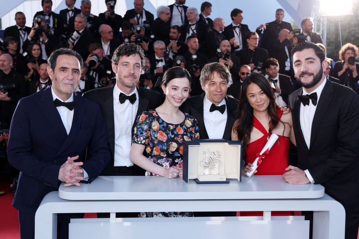 #Anora ends with a grand gesture, and a moment of gratitude that curdles into despair and possibly hope. Director Sean Baker walks us through one of the great movie endings: trib.al/lWoLoUJ.
