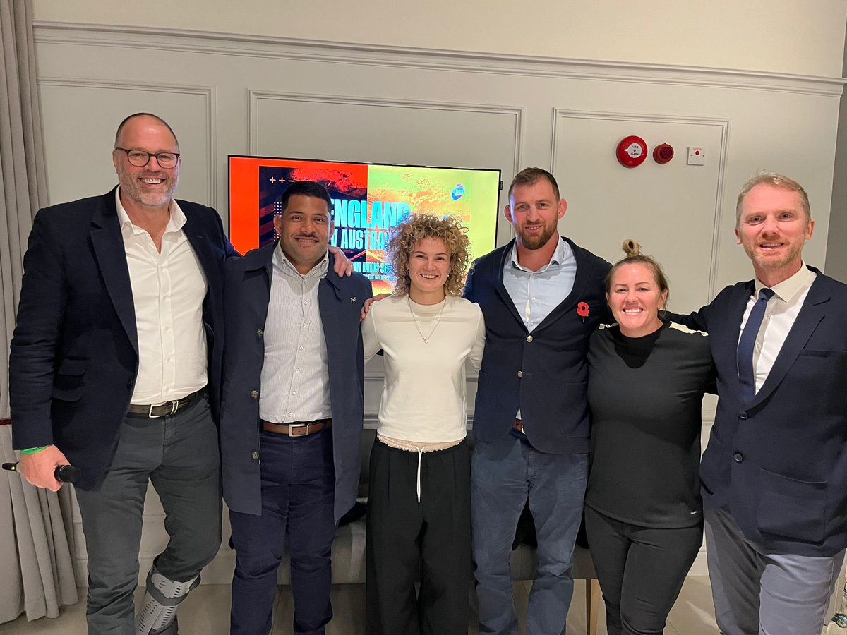 WayneBarnesRef's tweet image. Great company at @EnglandRugby v @wallabies on the weekend.
And @MartinBayfield is definitely following me..